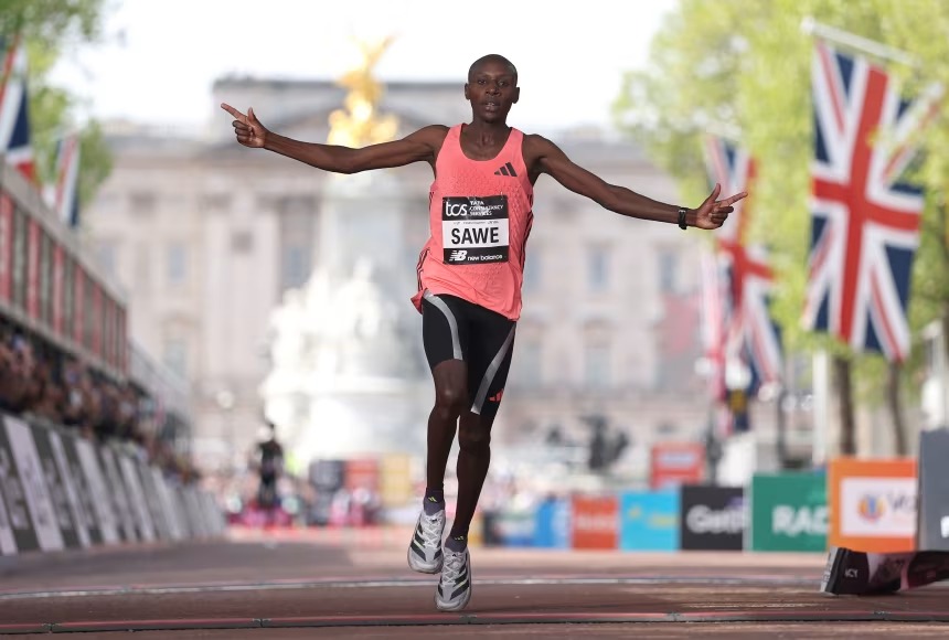 Sabastian Sawe, de Kenia, se convierte en el primer hombre en correr una maratón de menos de dos horas al ganar en Londres
