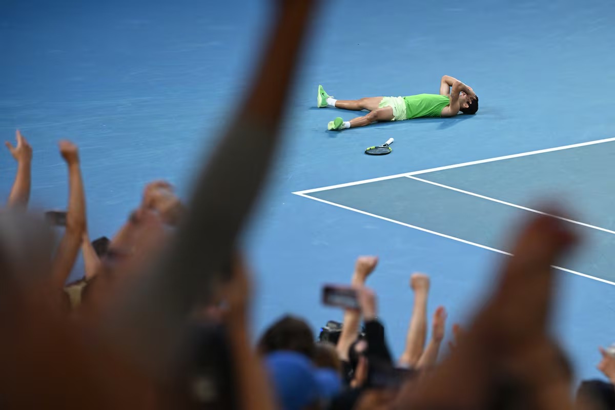 Alcaraz sobrevive a los calambres y a Zverev y se sitúa a una victoria de completar el Grand Slam
