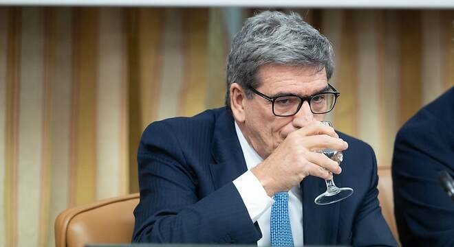 Escrivá llama a rebajar la cotización por desempleo para incentivar la vuelta al trabajo y reducir el paro
