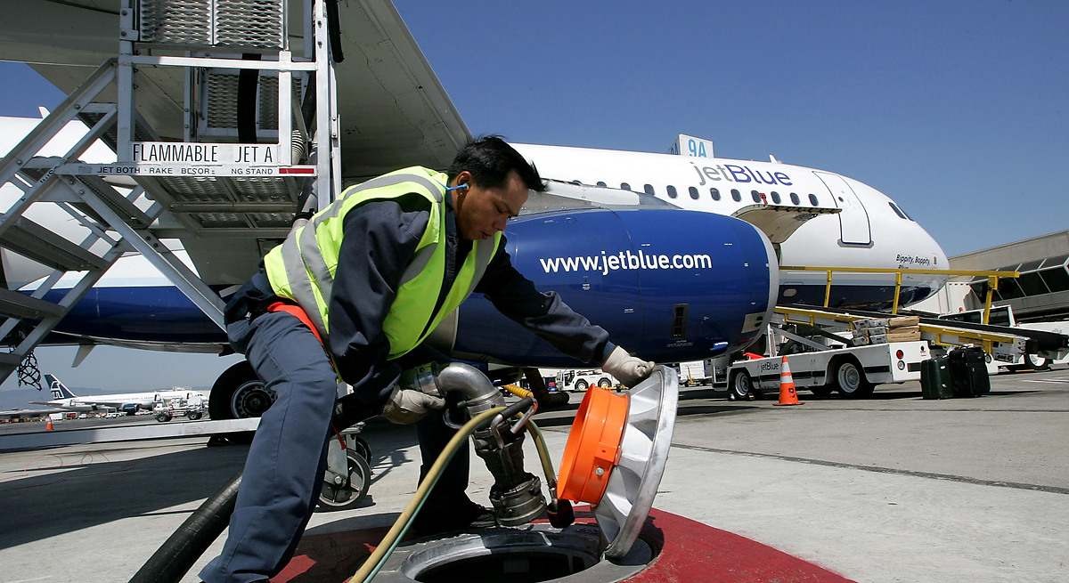 España bate su récord de producción de queroseno: la clave para evitar el caos aéreo en Verano

