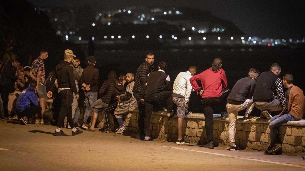 Noche de tensión en Ceuta: cientos de españoles intentan desalojar a los inmigrantes de la playa del Trampolín
