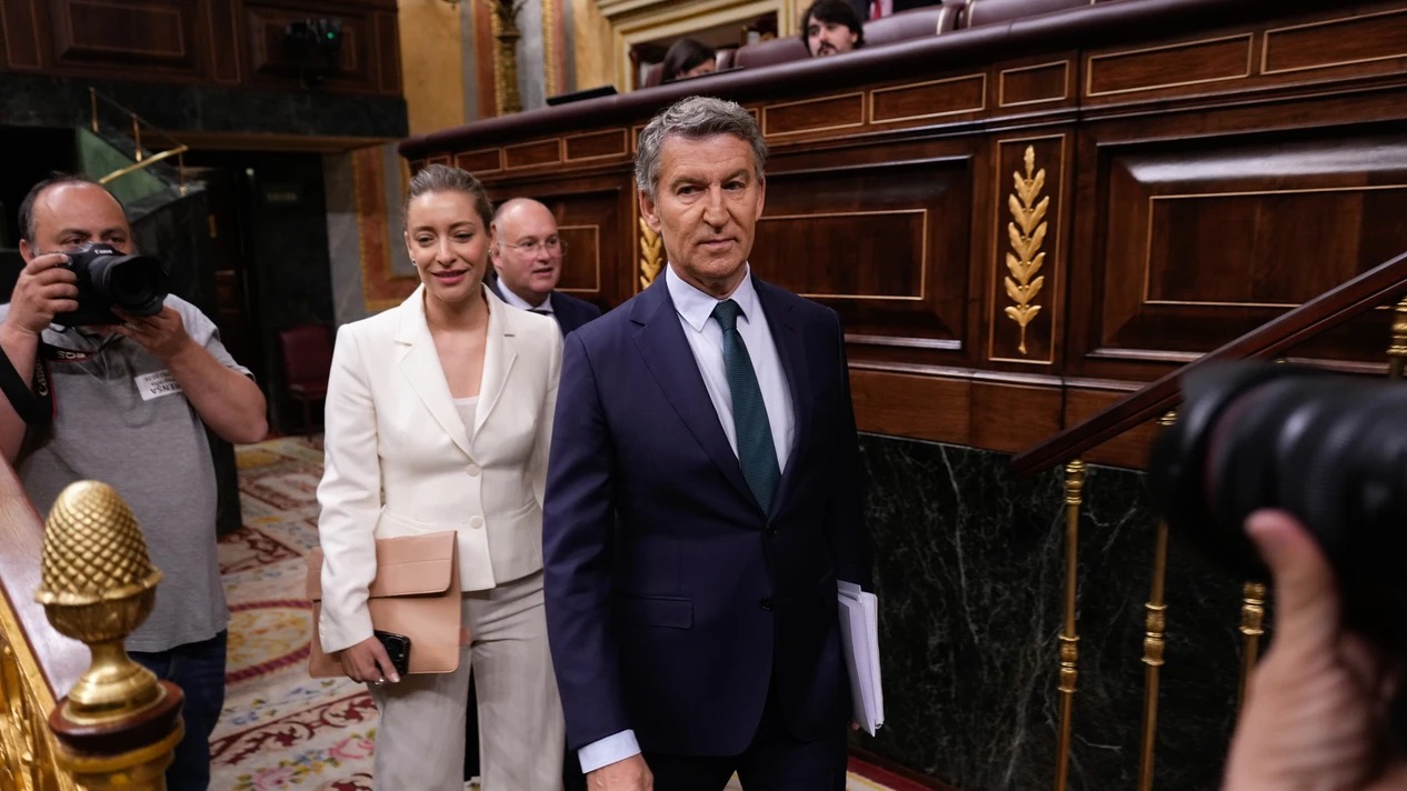Feijóo afirma que hará "todo lo posible" para que haya un cambio de Gobierno y acusa a Sánchez de "manchar la Presidencia"