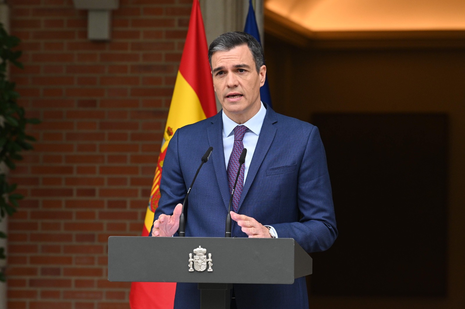 Sánchez viaja a Roma en plena tormenta por el sumario de Zapatero y la citación de Peinado a Begoña Gómez