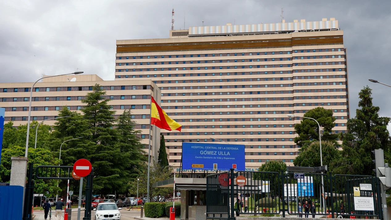 Sanidad confirma que el español aislado en el Gómez Ulla que dio positivo en hantavirus presenta síntomas respiratorios