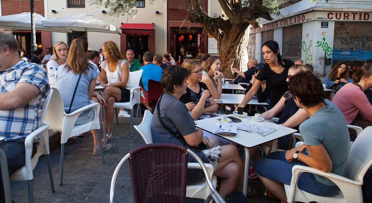 La afiliación bate los 22,3 millones por primera vez pero la reducción del paro muestra signos de fatiga
