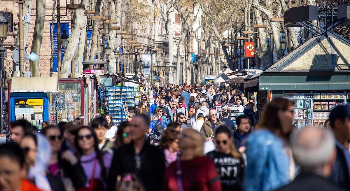 La caída en picado de la clase media en España que no aparece en las estadísticas: ya no hay viviendas ni coches nuevos para el trabajador corriente
