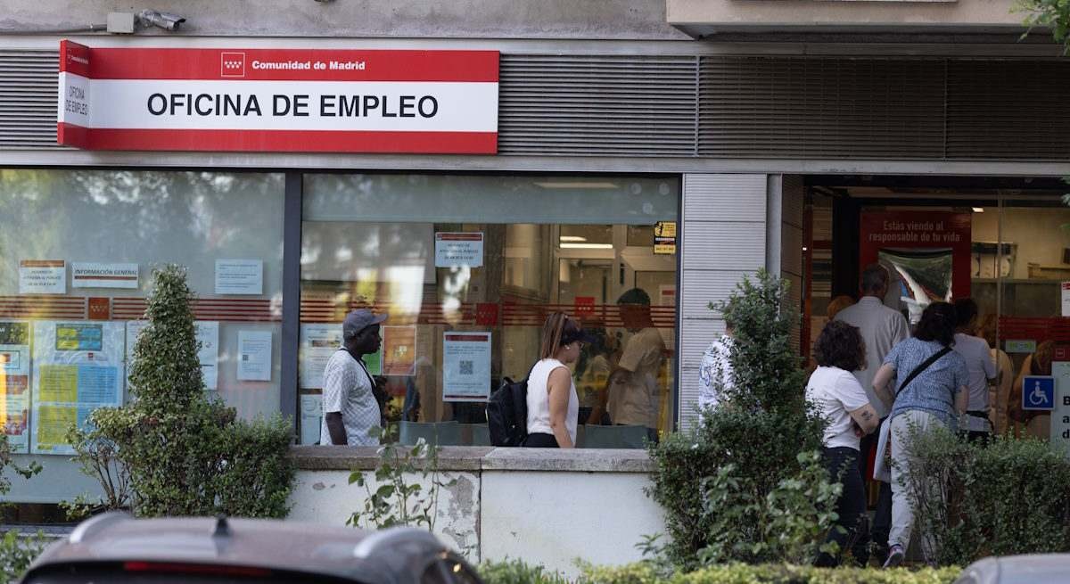 El paro registrado rompe la 'maldición' de 2008 a costa de sumar 570.000 personas con trabajo a las listas del SEPE
