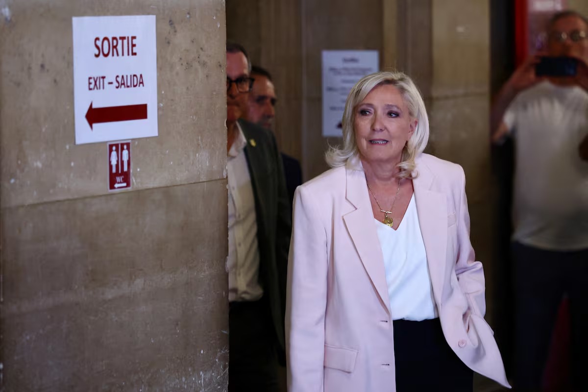 Le Pen acaricia su sueño presidencial: la justicia reduce su inhabilitación y podrá ser candidata
